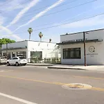 Poolside Studio In Central Dtph Location W/ Pool