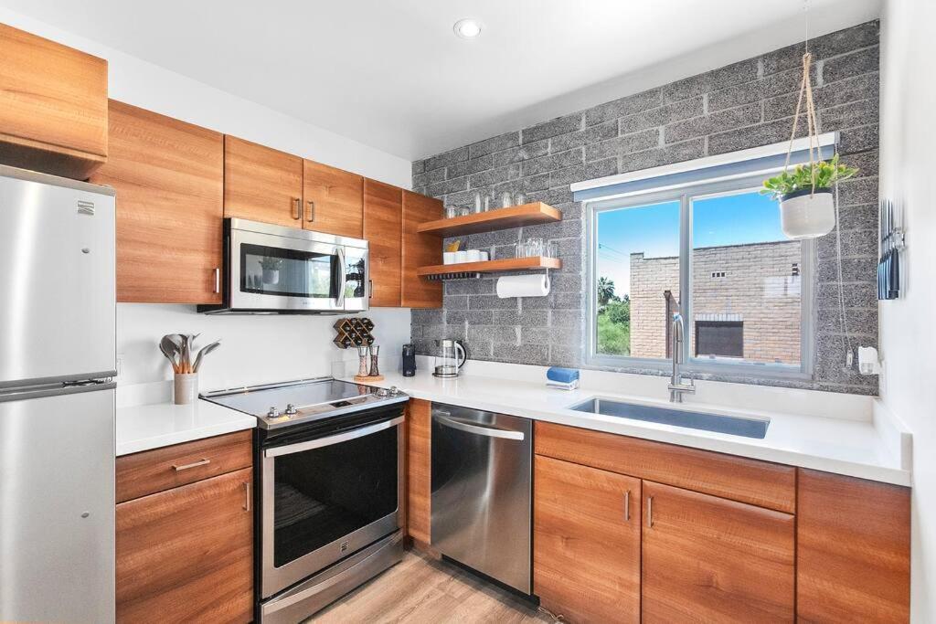 Poolside In Dtph Location W/ Pool Apartemen Phoenix
